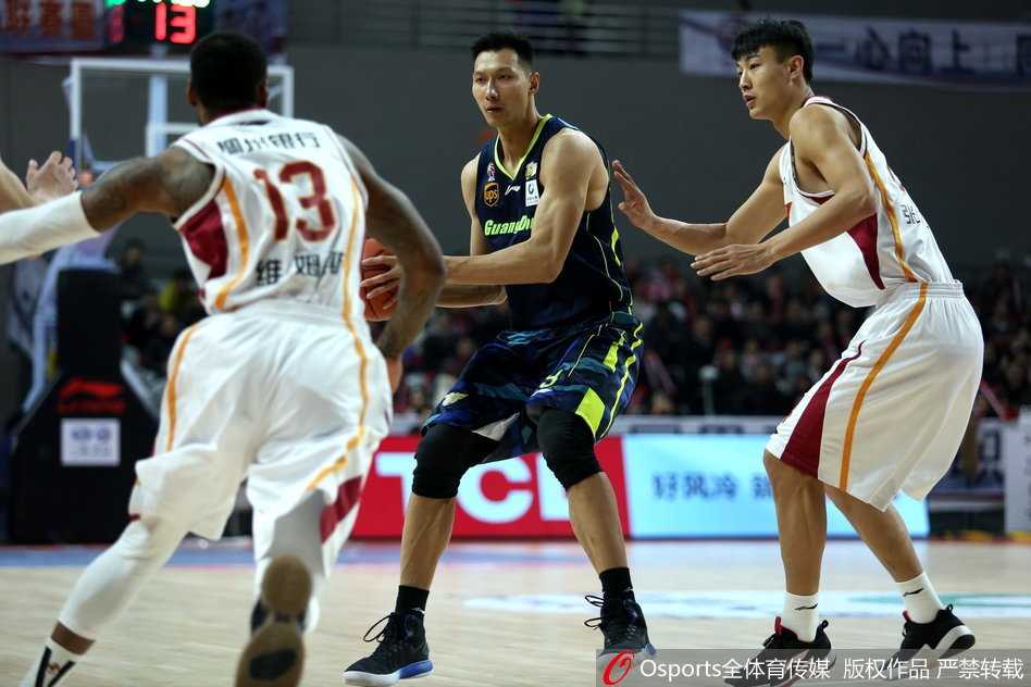 浙江单外援苦战惜败广东,吴前生涯夜遇阿联王者归来 吴前在防守球员的贴身干扰下,眼神坚毅地出手三分,篮球划过空中,点燃了全场球迷的热情。