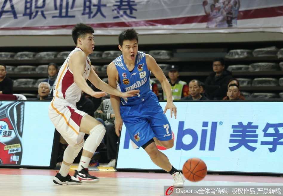 浙江双枪火力全开主场大胜单外援青岛止连败 浙江队威姆斯在青岛队严防死守下依然闲庭信步,眼神中透露出必胜的决心