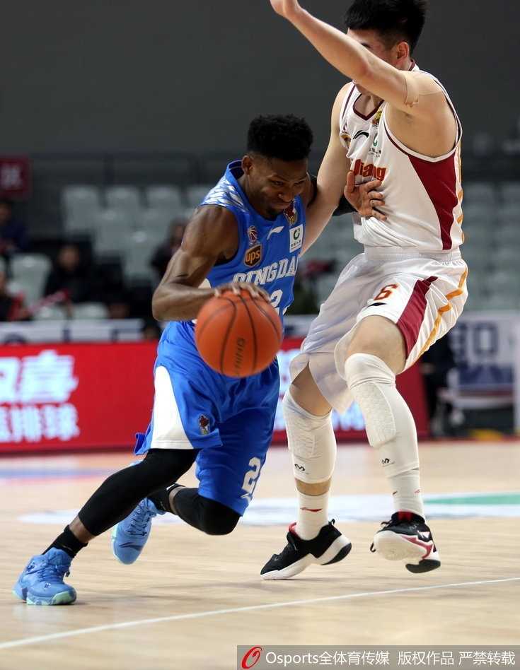 浙江双枪火力全开主场大胜单外援青岛止连败 吴前突破后高高跃起,面对青岛队员的补防在空中滑翔,寻找最佳出手角度