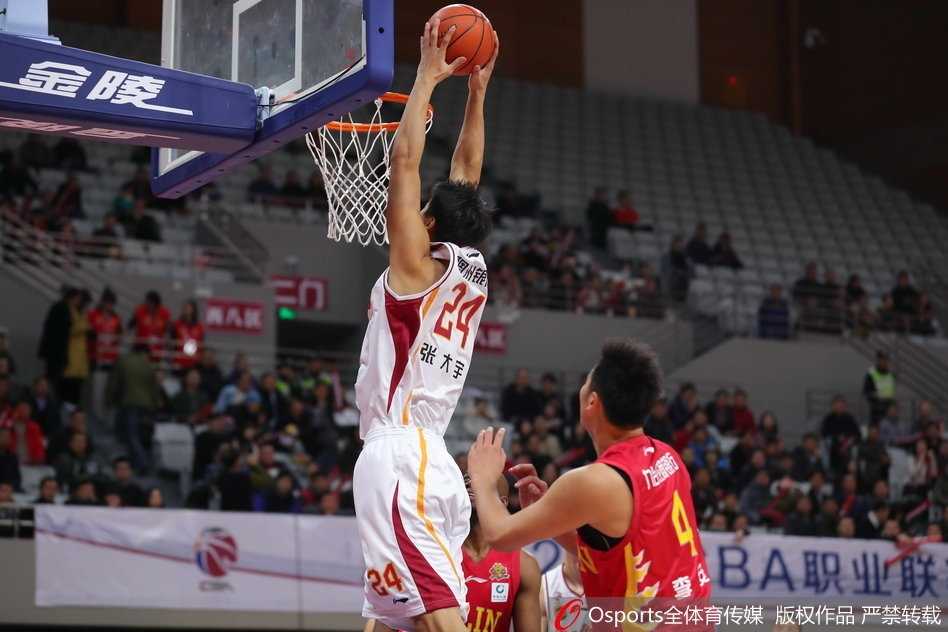 浙江双雄发威主场大胜吉林 本土双核联手轰54分导演三连胜 张大宇面对吉林队员的贴身防守,毫不犹豫地高高跃起,用一记势大力沉的单手劈扣宣告着内线的主权。