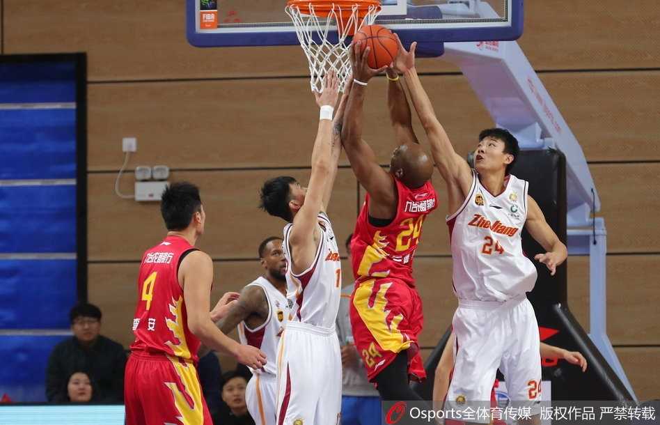 浙江双雄发威主场大胜吉林 本土双核联手轰54分导演三连胜 斯托克斯在吉林队多人围堵之下,强行将篮板球揽入怀中,他坚毅的眼神透露出对胜利的无限渴望。