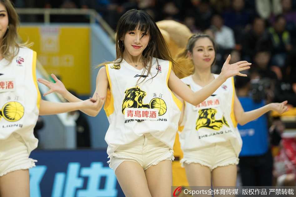 演出结束后，六位篮球宝贝在场地中央聚拢，她们摆出可爱的造型向观众致意。闪光灯下，她们的笑容比花球更加灿烂，感谢现场球迷今晚的陪伴与支持。