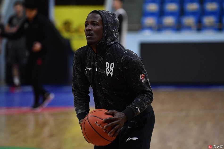 主帅李春江双手抱胸在场边督训，目光如炬，神情专注，他的沉稳指挥是这支青年军不断前进的定海神针。