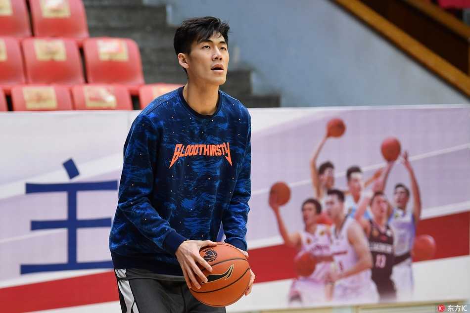 训练结束后，队员们围拢在一起相互加油鼓劲，年轻的脸庞上写满坚毅，团队的凝聚力在此刻尽显。