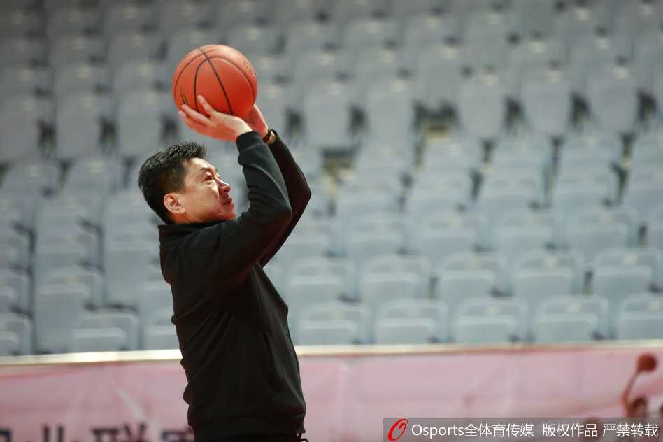 浙江广厦赛前备战 李春江严谨中露魔性笑容 全队训练结束围成一圈,李春江站在圈中心声如洪钟地进行最后总结,队员们神情专注。