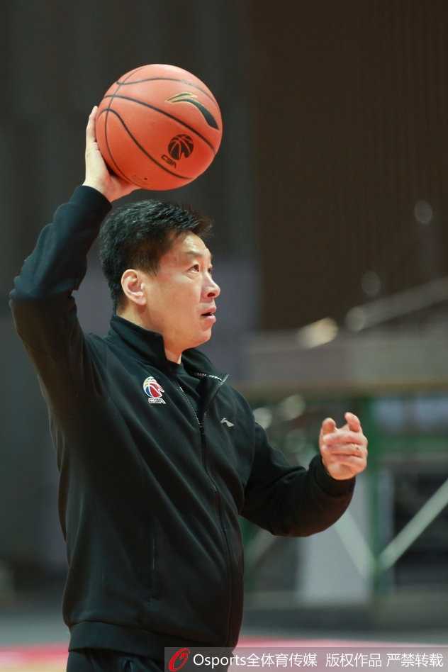 浙江广厦赛前备战 李春江严谨中露魔性笑容 胡金秋在训练中展现出柔和的手感,他正在逐渐承担起球队内线核心的重任。
