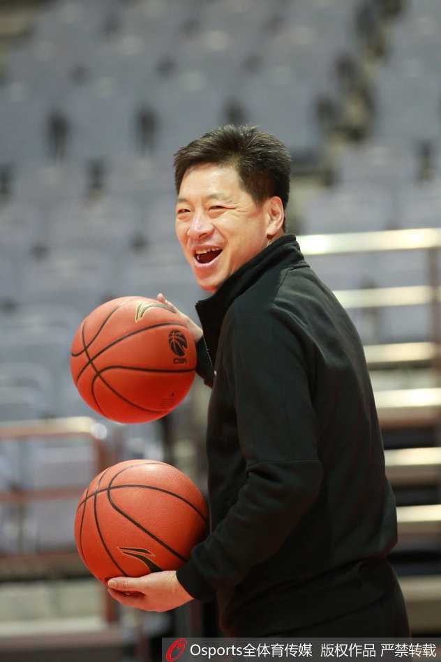 浙江广厦赛前备战 李春江严谨中露魔性笑容 广厦球员正在进行折返跑训练,汗水挥洒在地板上,展现了青年军的良好体能储备。