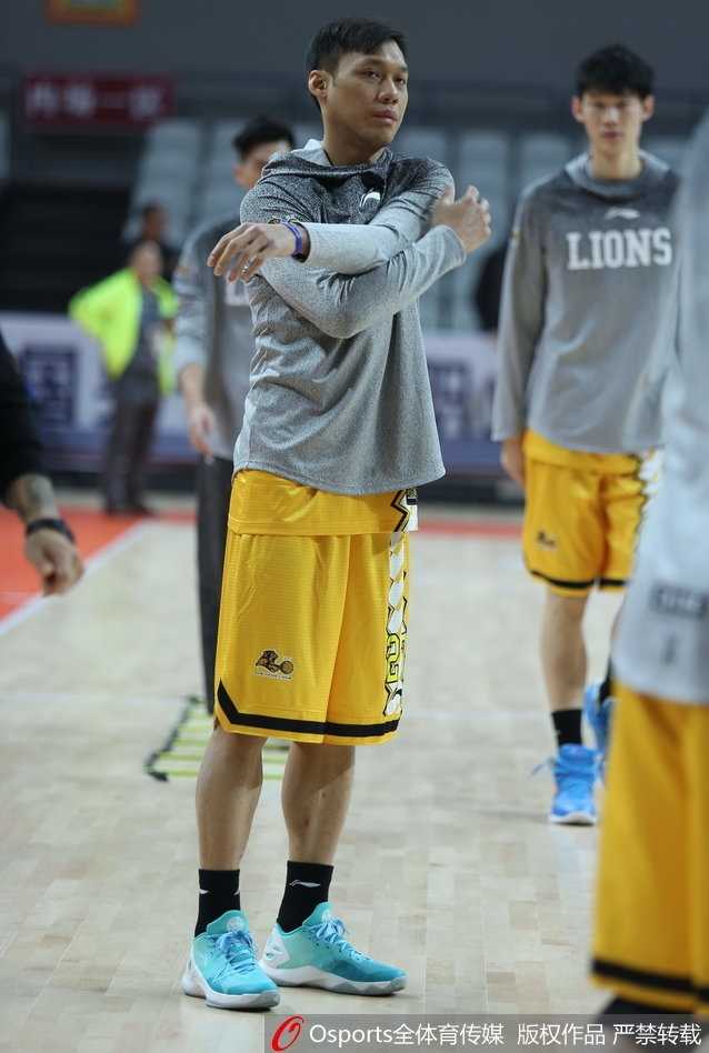 刘铮蓄须造型阳刚之气十足，训练中眼神坚毅防守凶悍，誓要助球队攻克德比难关