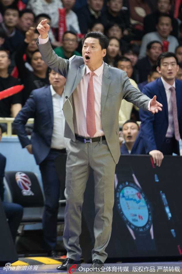 胡金秋篮下卡位要球，手臂肌肉线条彰显力量与专注