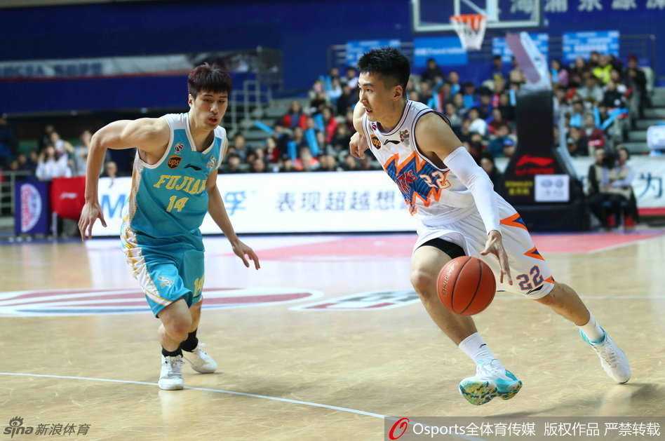 布朗执行最后一攻，他急停干拔跳投，出手点极高，防守球员望球兴叹，皮球划出美妙弧线直奔篮筐。