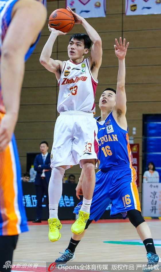 浙江火力全开大胜四川 吴前威姆斯联手送对手十连败 浙江队吴前在三分线外果断出手,皮球划过一道完美弧线空心入网,现场的气氛被他的精准投射瞬间点燃。