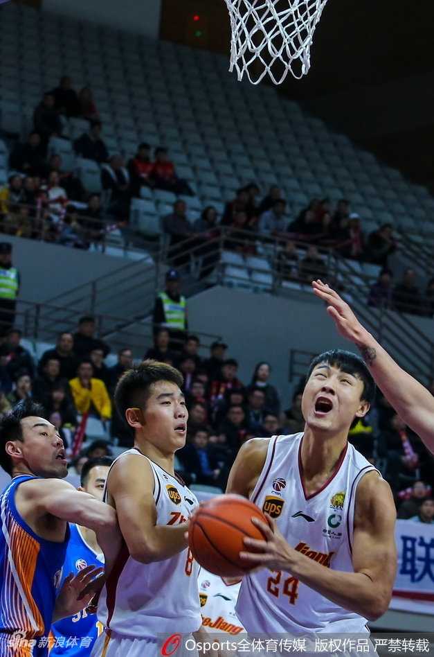 浙江火力全开大胜四川 吴前威姆斯联手送对手十连败 四川队外援富兰克林如旋风般突破浙江队的防线,他高高跃起,试图以一记势大力沉的单手劈扣提振全队士气。