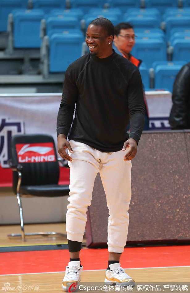 威利-沃伦在训练中眼神专注，标志性的白色耳钉在灯光下闪闪发光，凸显其张扬的个性。