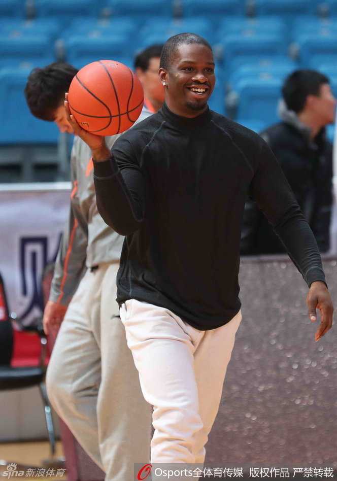 热身训练环节，队员们围成一圈拉伸，神情轻松，团队氛围融洽。