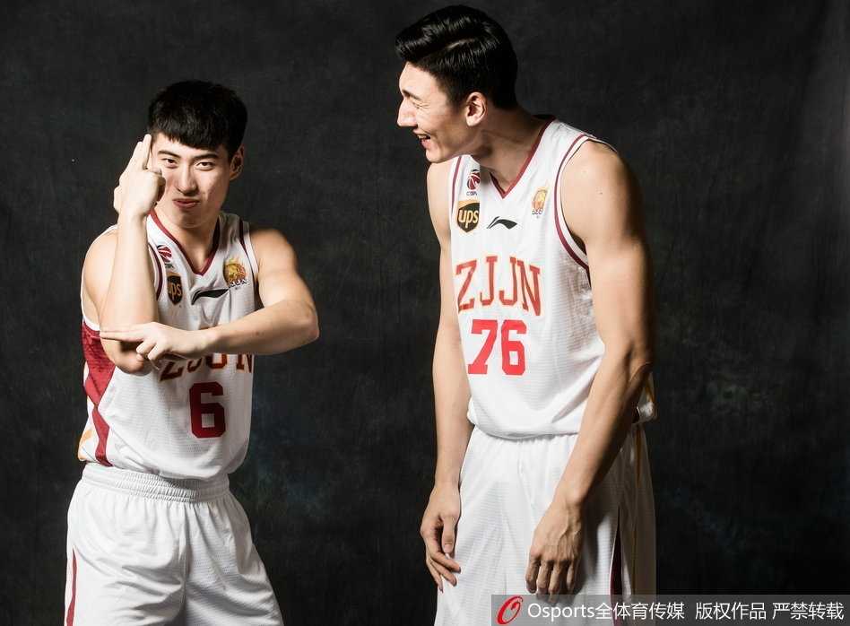 惠龙儿与张永鹏在内线双塔合璧，两人张开双臂准备拦截对手的进攻，这套内线屏障让对手的突破举步维艰。