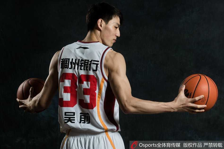 吴前在赛场上眼神坚毅，正准备突破防守，作为浙江队的队长和灵魂人物，他的每一次运球都牵动着对手的神经。
