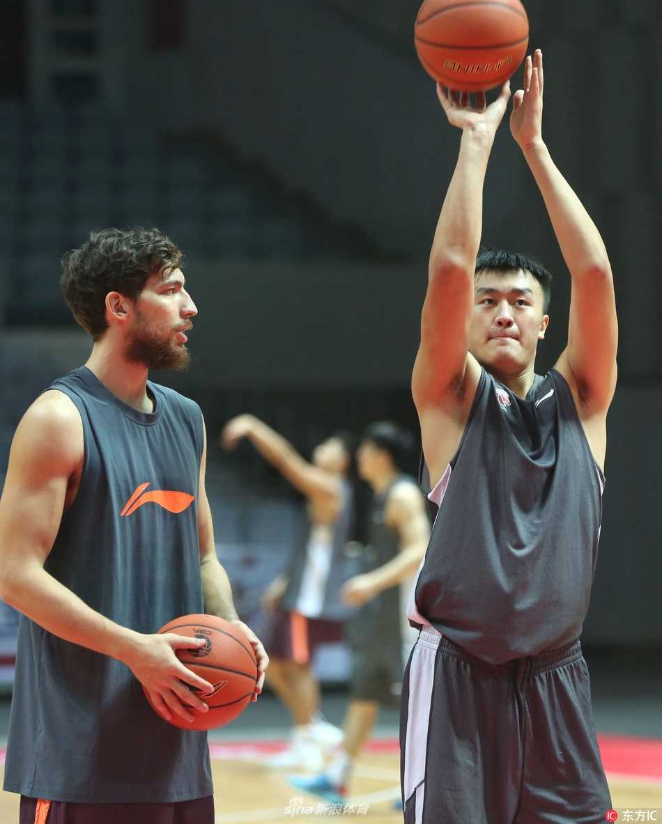 队长吴前在训练中眼神坚毅，运球穿越全场，举手投足间透露出经过国家队历练后的沉稳与领袖气质。