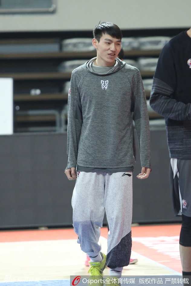 主教练刘维伟亲自上阵，手把手地为张大宇纠正防守动作，两人神情专注，身后的战术板上画满了密密麻麻的跑位线条