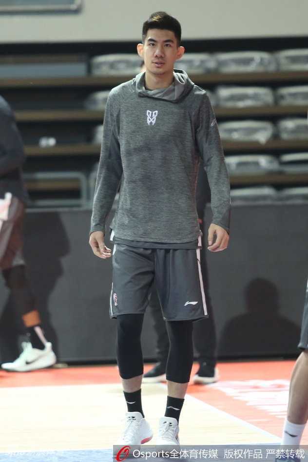 吴前在三分线外高高跃起，出手动作一气呵成，篮球在空中划出彩虹般弧线，空心入网的那一瞬间篮网翻起洁白浪花