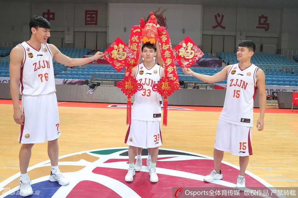 浙江稠州银行队新春贺岁 众将齐摆造型送祝福 吴前、张永鹏、夏钰博三人并排举起‘恭喜发财’金字红底横幅,眼神里满是对新年的憧憬