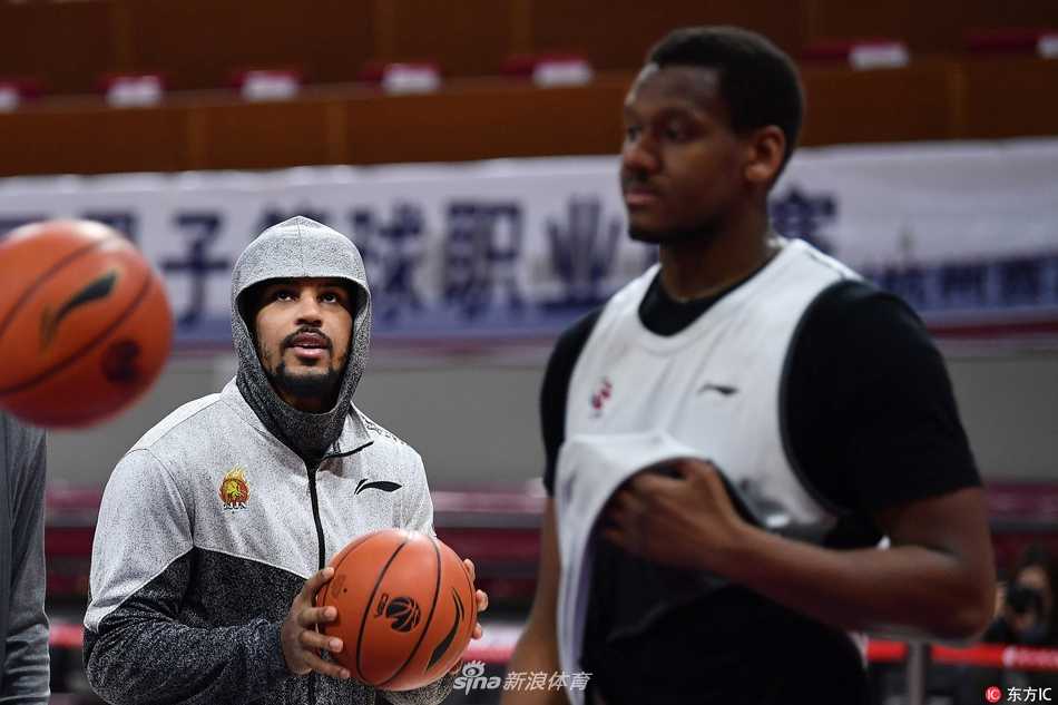 斯托克斯在训练中跃起暴扣，展现惊人的身体素质和篮下统治力，身旁的队友只能望球兴叹。