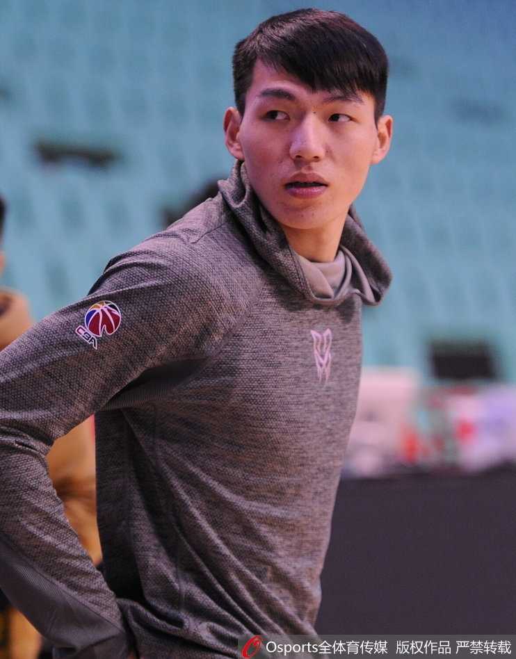 外援威姆斯在快攻中上演单手劈扣，展现出极佳的身体状态和爆发力，这记势大力沉的扣篮也引来了场边队友的阵阵喝彩。