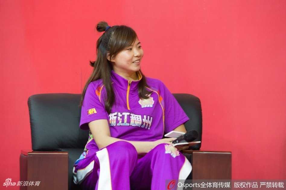 新赛季见面会现场，热情的球迷将球场围得水泄不通，他们高举标语，为心中的浙江篮球英雄们呐喊助威。