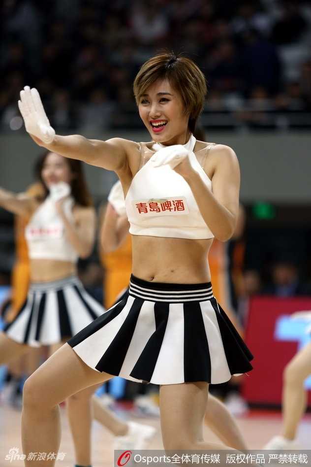 浙江蕞红啦啦队赛场热舞 绽放青春力量 镜头拉近,一位蕞红啦啦队员的特写格外动人。她额前的刘海被汗水微微打湿,但眼神专注而明亮,手持金色花球,嘴角上扬的弧度充满了自信与活力,完美诠释了青春最美的样子。