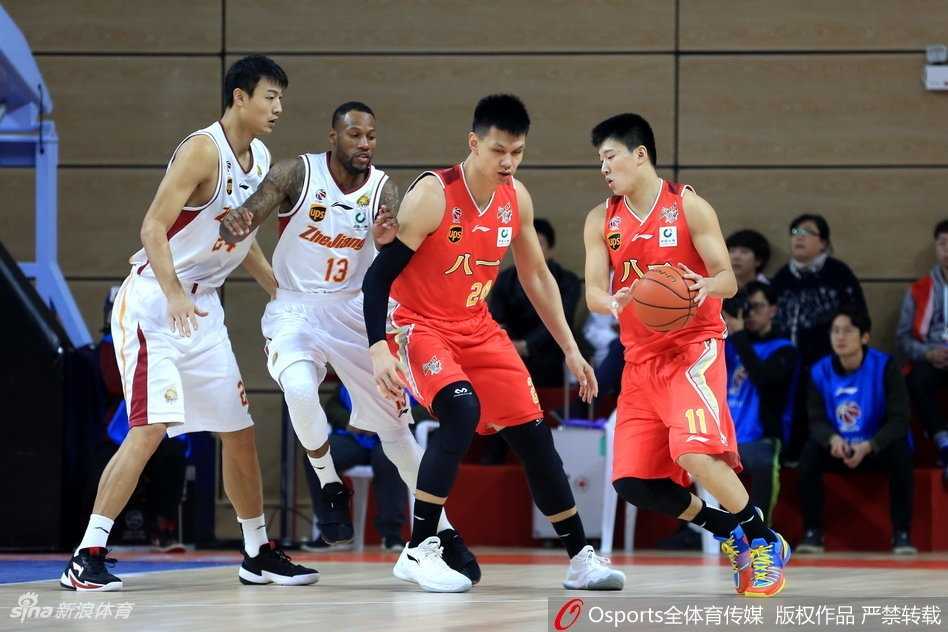 获胜后的浙江队球员们围在一起，激情庆祝这场来之不易的大胜，每个人的脸上都洋溢着灿烂的笑容，团队篮球的魅力在这一刻尽情绽放。