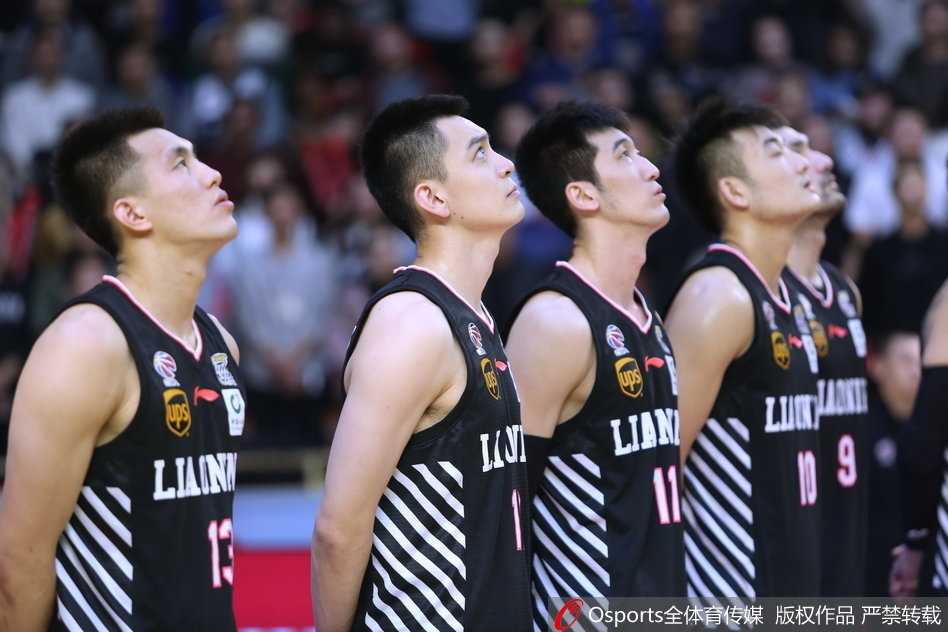 辽宁队外援哈德森面对防守悍将刘铮的贴防，果断干拔跳投三分，手起刀落，这是他全场34分表演中的一个缩影。