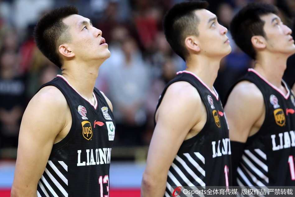 辽宁队核心后卫郭艾伦在广厦队福特森的紧逼防守下，如旋风般持球强行突破，眼神中透露出必胜的决心。