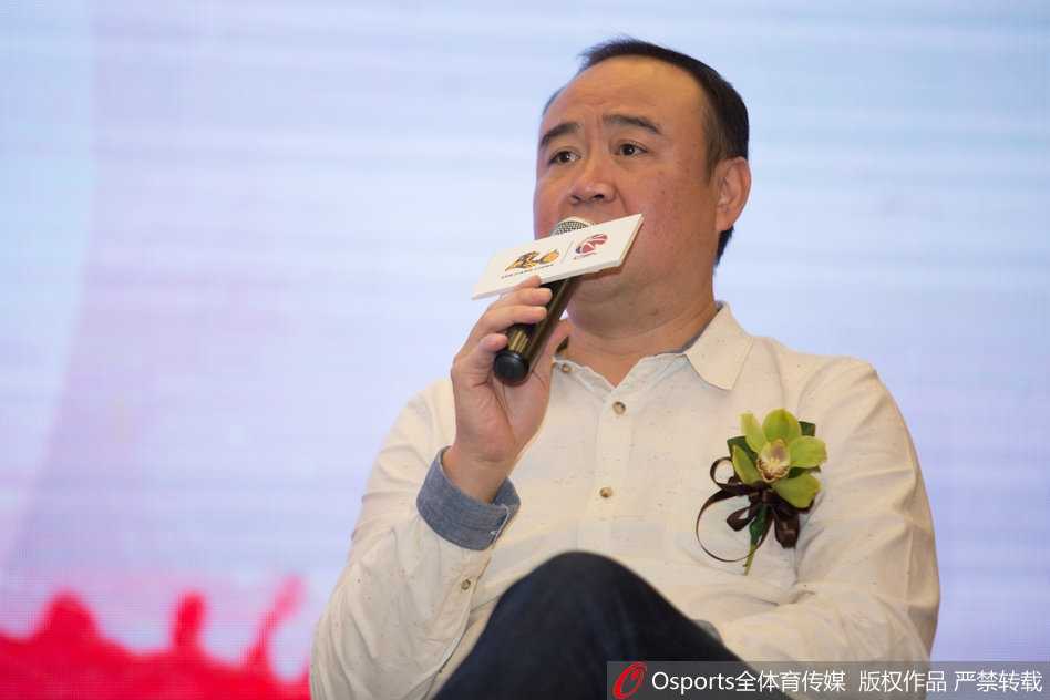 广厦全队在发布会背景板前拍摄新赛季全家福，队员们穿着全新的红白球衣错落站立，组成一个团结的整体，镜头定格下了这支猛狮军团新赛季出发前的瞬间。