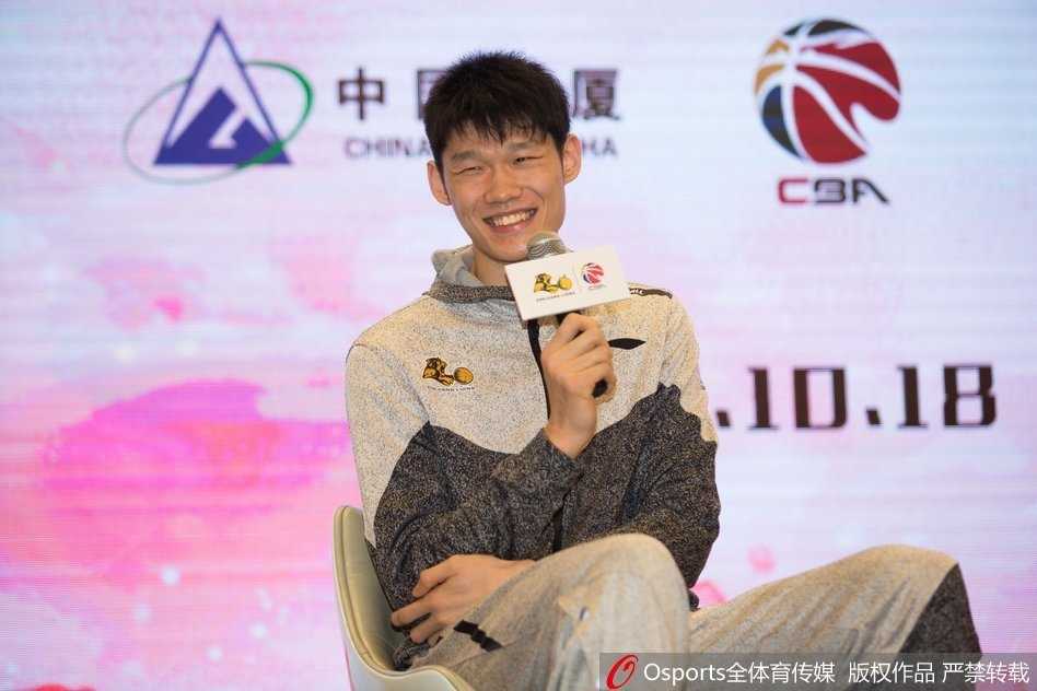 发布会现场灯火通明，背景板上的猛狮队徽熠熠生辉，主帅李春江神情笃定地坐在台前，仿佛一切尽在掌握。