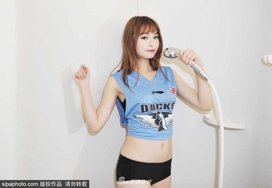 篮球宝贝对着镜头展现灿烂笑容，浴室背景衬托下更显青春无邪，力挺北京首钢队