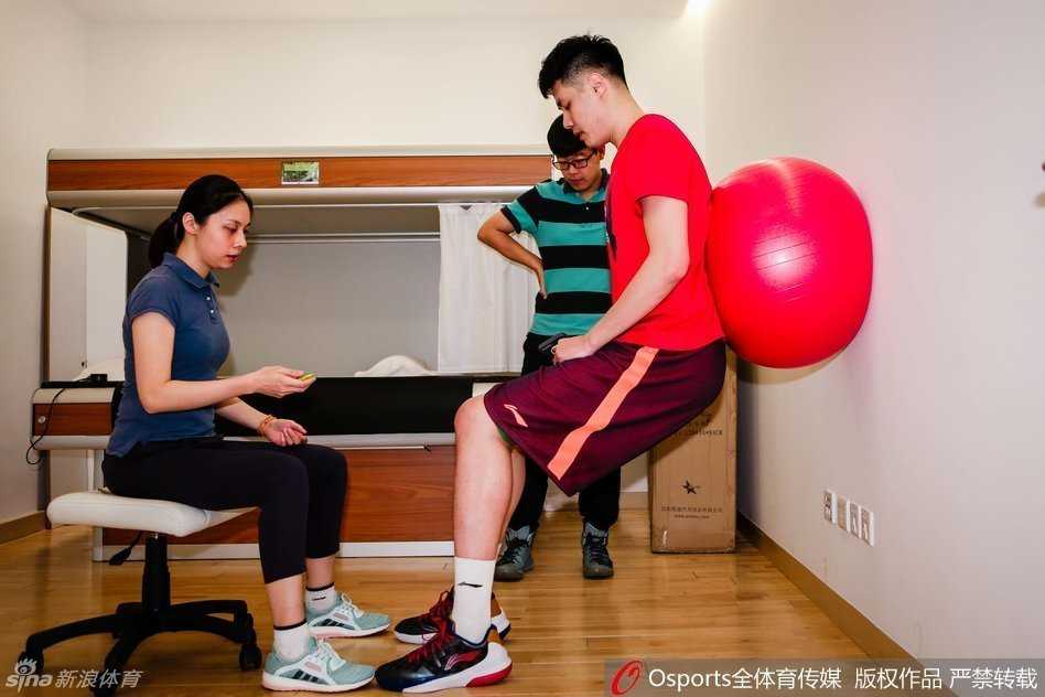 挥汗如雨，贺天举在康复师指导下进行核心力量训练，减重后的他身形更加精干，眼神中透露出对重返赛场的无限渴望。