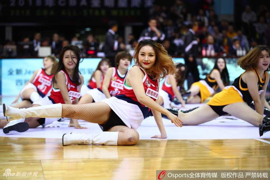 深圳啦啦队全员集结，以深圳大运中心为背景留下了一张充满活力的合影。她们手中挥舞的蓝色花球与场馆的灯光相映成趣，记录下这个属于她们的荣耀夜晚。