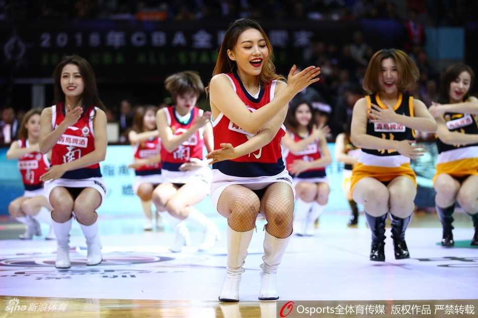 表演间隙，深圳啦啦队摆出优雅的谢幕姿势。她们的笑容如同南国的阳光，温暖而治愈，这一刻，她们不仅是篮球的陪衬，更是球场上当之无愧的主角。