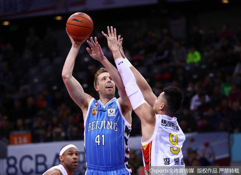 伤愈复出的翟晓川持球快攻，面对防守球员的封堵，他眼神坚毅地冲向篮筐，展现出强烈的求胜欲望。