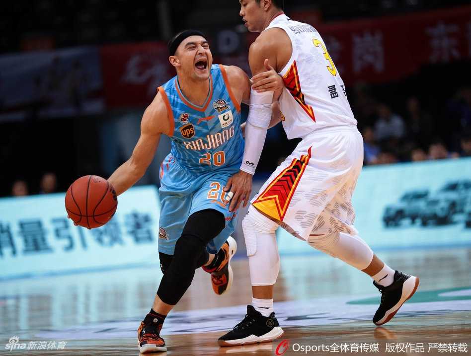 双方球员在篮下激烈拼抢，这场比赛充满了身体对抗，萨林杰与阿不都沙拉木在末节甚至发生了口角，足见场上局势之紧张。