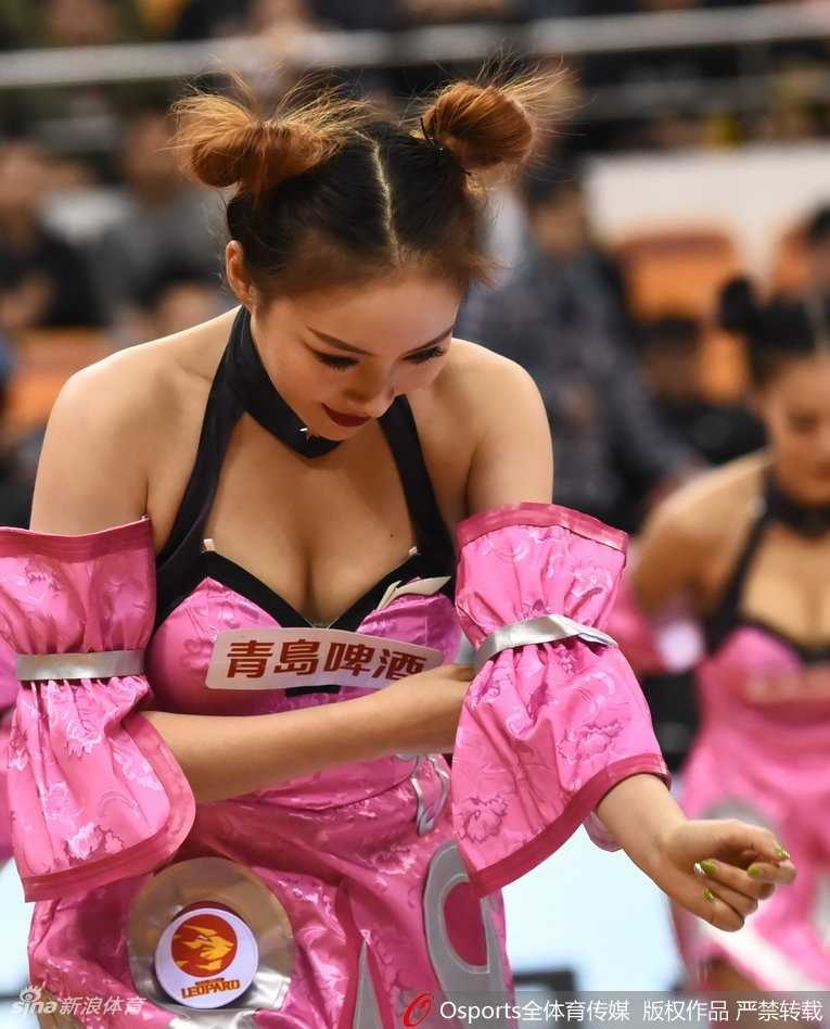 啦啦队员高扎双丸子头，身穿改良红肚兜搭配超短裙，手举金色花球，笑容灿烂如冬日暖阳，活力满格