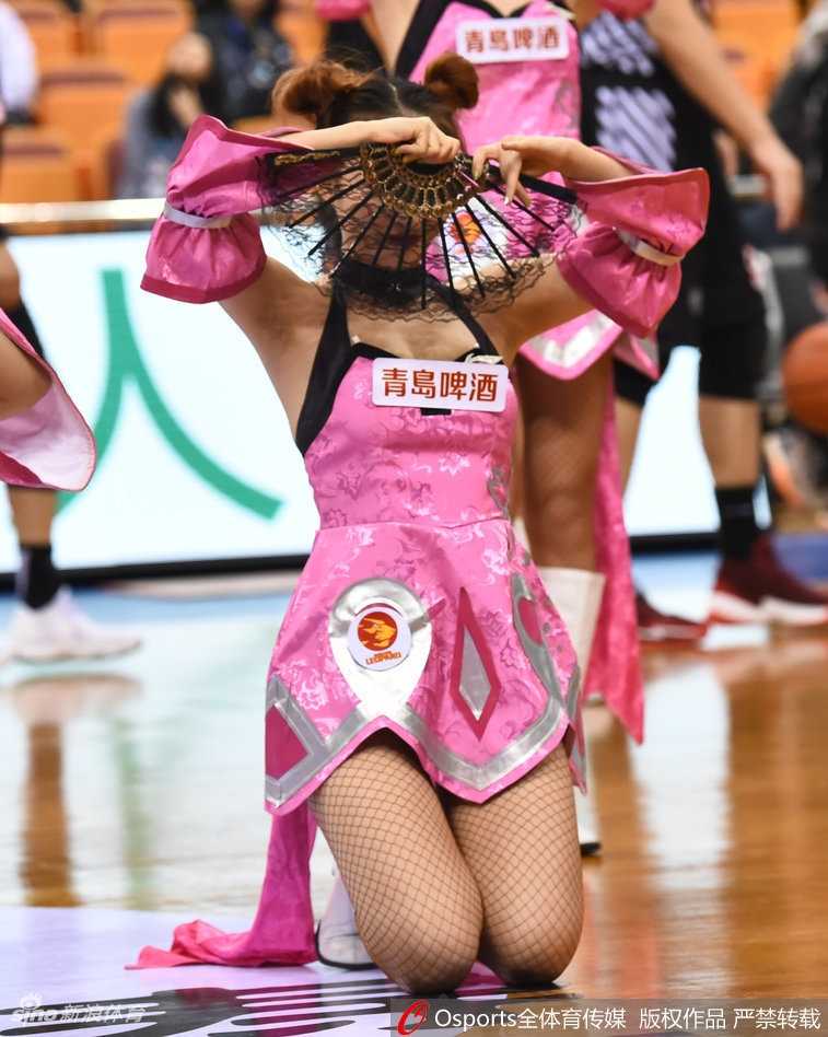 队员们一字排开踢腿亮相，脚踝上的金色铃铛叮当作响，如同风火轮划过夜空，动感十足