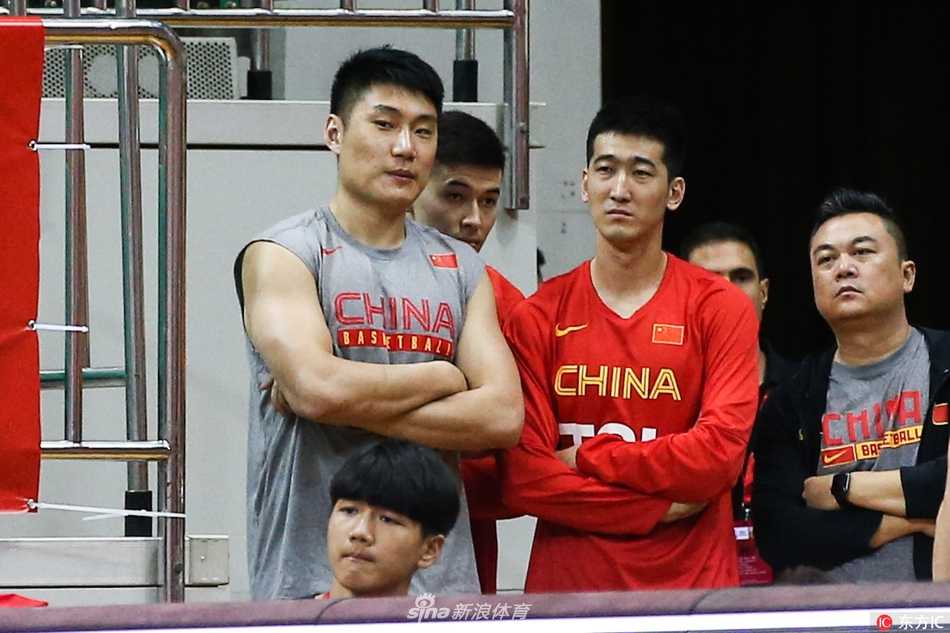 深圳夏夜的双雄会:斯坦科维奇杯德国战车碾过克罗地亚狂想曲,中国队静默观战 替补席的末尾,中国队的球员们几乎站成了一个人墙。穿着白色T恤的助理教练与身着红色球衣的队员并肩而立,有人双手叉腰,有人双臂抱胸。他们的视线越过技术台,紧紧锁定在球场上飞奔的德国与克罗地亚球员身上。这一刻,他们既是观战者,也是求学者,眼神里写满了对高水平对抗的渴望与思索。