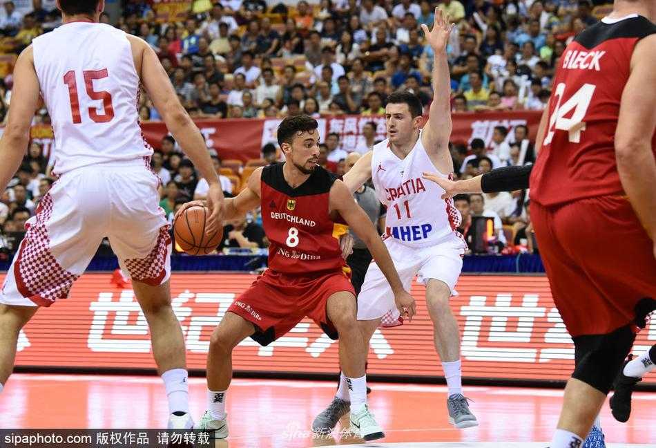 德国队球员在捧杯瞬间尽情宣泄，金色的纸屑漫天飞舞，硬木地板上倒映出他们忘情庆祝的剪影，深圳的夜晚属于这群铁血的战士。