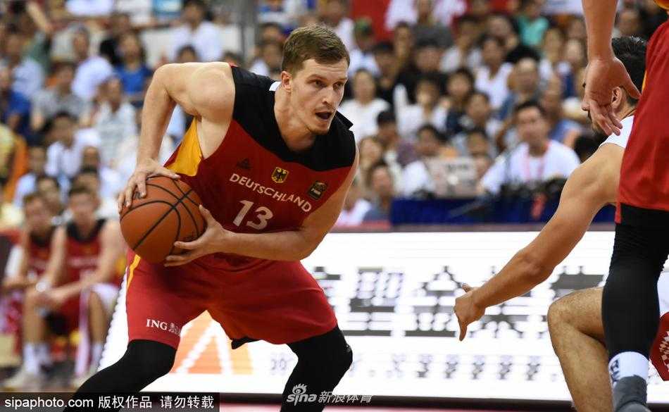 德国队射手在三分线外高高跃起，皮球划过一道彩虹般的弧线空心入网，在他身后是张开双臂试图干扰却为时已晚的克罗地亚防守球员。