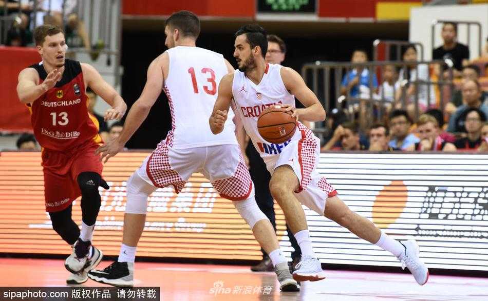 克罗地亚主教练在场边大声咆哮着指挥战术，他夸张的手势和紧锁的眉头，将这场决赛的紧张激烈程度刻画得淋漓尽致，仿佛要将自己的战术灵魂直接灌输给场上的弟子。