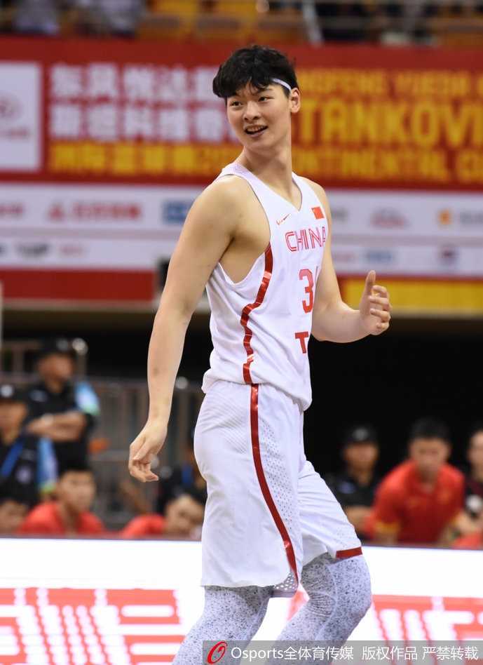 范子铭在禁区卡住防守球员,稳稳接住队友传球后,果断起跳,用一记轻柔的勾手将球送入篮筐。