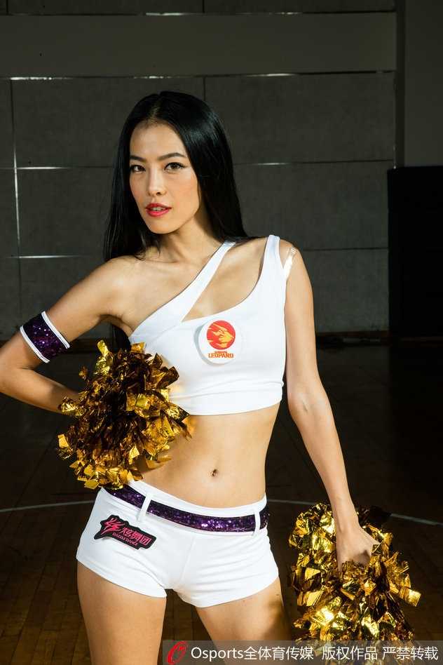 深圳新世纪篮球宝贝活力绽放 为新赛季注入青春能量 宝贝在健身球上展示优美形体,灵动身姿如同跃动的火焰,寓意新赛季球队将充满活力与弹性