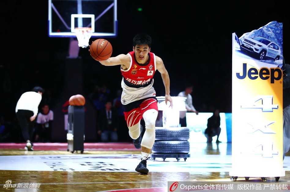 于德豪在击地传球环节连续尝试，皮球击地后弹起，他的视线紧紧跟随，这一刻的紧张气氛仿佛能透过屏幕感染每一位观众。