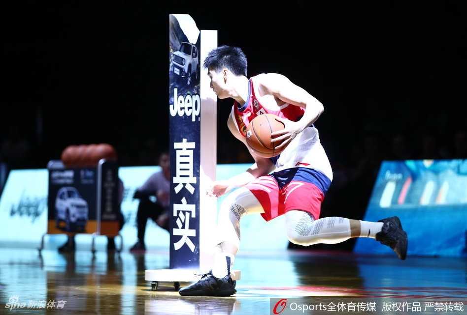 胡明轩在三分线外孤注一掷，篮球在空中划出一道优美的弧线，他脸上的表情写满了专注与一丝不易察觉的焦急，身后的巨大计分屏仿佛也在倒数。