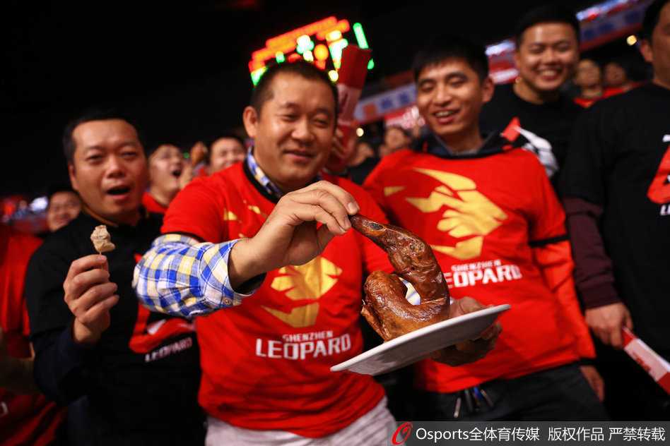 深圳主场气氛热烈，一位漂亮的篮球宝贝先拿起一块烤鸭尝了尝，随后用诱人的表情看向镜头，仿佛在问球迷：想不想也为胜利来一口？